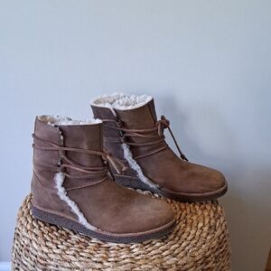 UGG Austrailia Womens Luisa Brown Nubuck Leather Water Resistant Ankle Boots 8.5